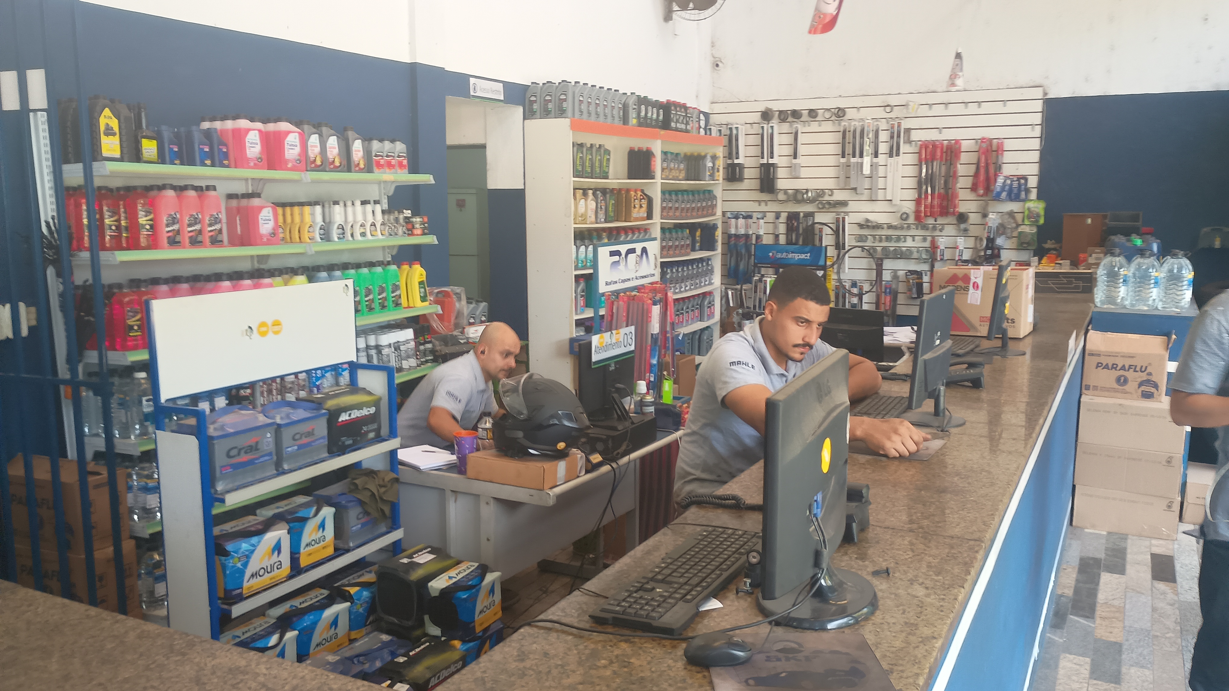 Foto interna da loja Irmãos Cruz Auto Peças em Sabará MG